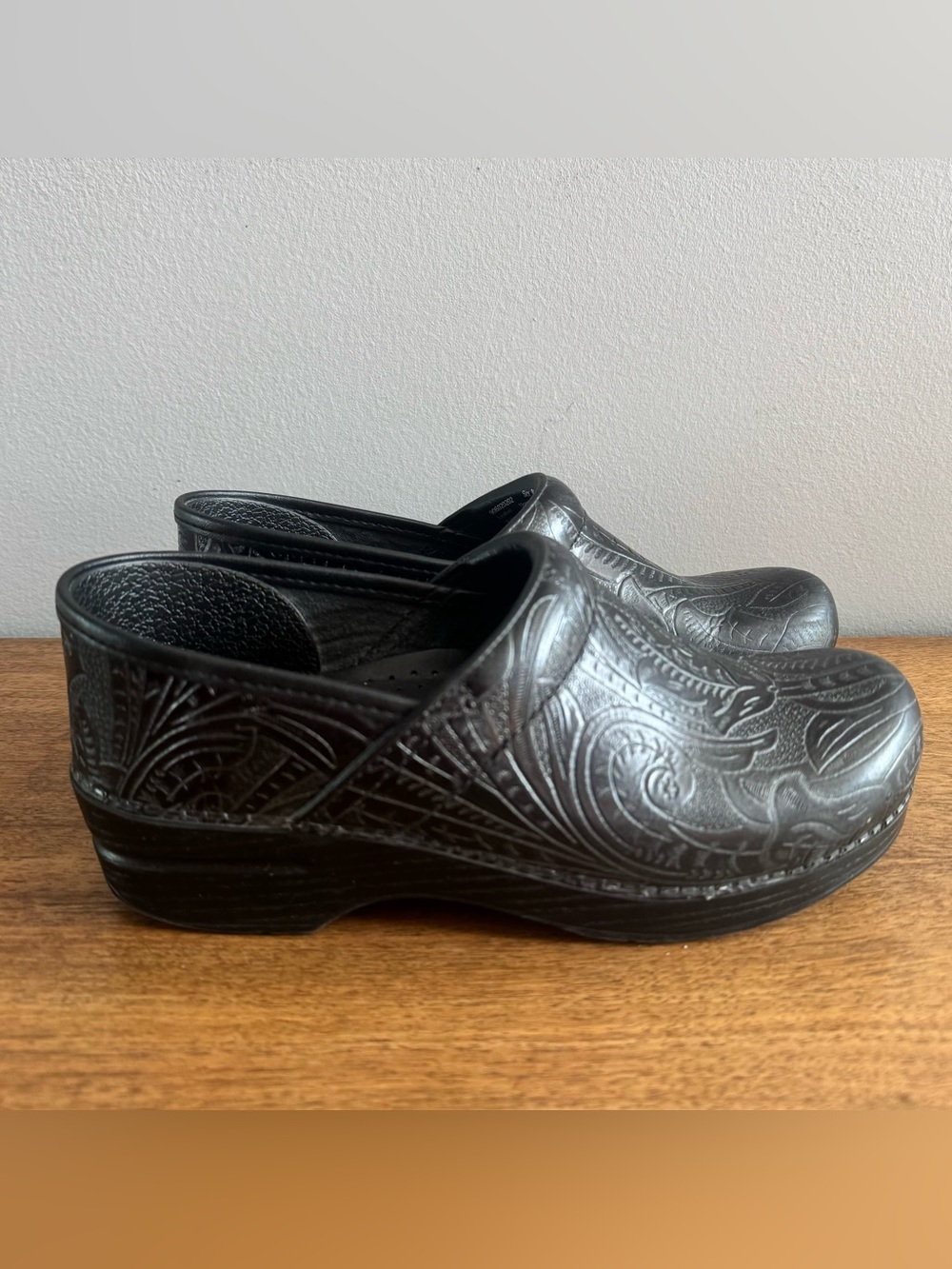 Dansko Professional Black Floral Tooled Leather Clogs Womens 39 Or US 8.5 Shoes